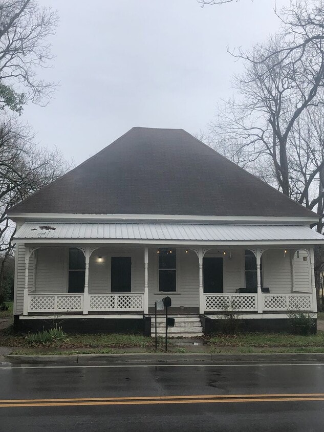 Primary Photo - Charming Historic 1-Bedroom Cottage in the...