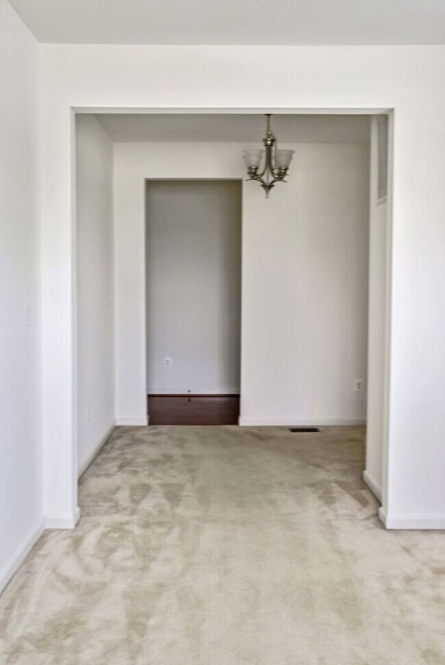 Foto del edificio - Spacious 3-Story TownHome in Agricopia, 3 ...
