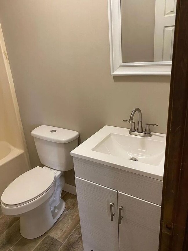 Building Photo - Adorable updated 4/2 with huge front and back yards