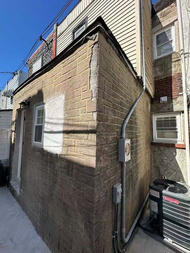 Building Photo - 2B1.5B house in Lower Moyamensing area Available NOW