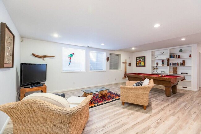 Foto del edificio - 8126 Clover Spring Ln