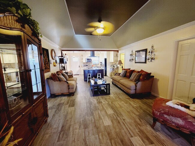 Building Photo - 1020 Villa Ln