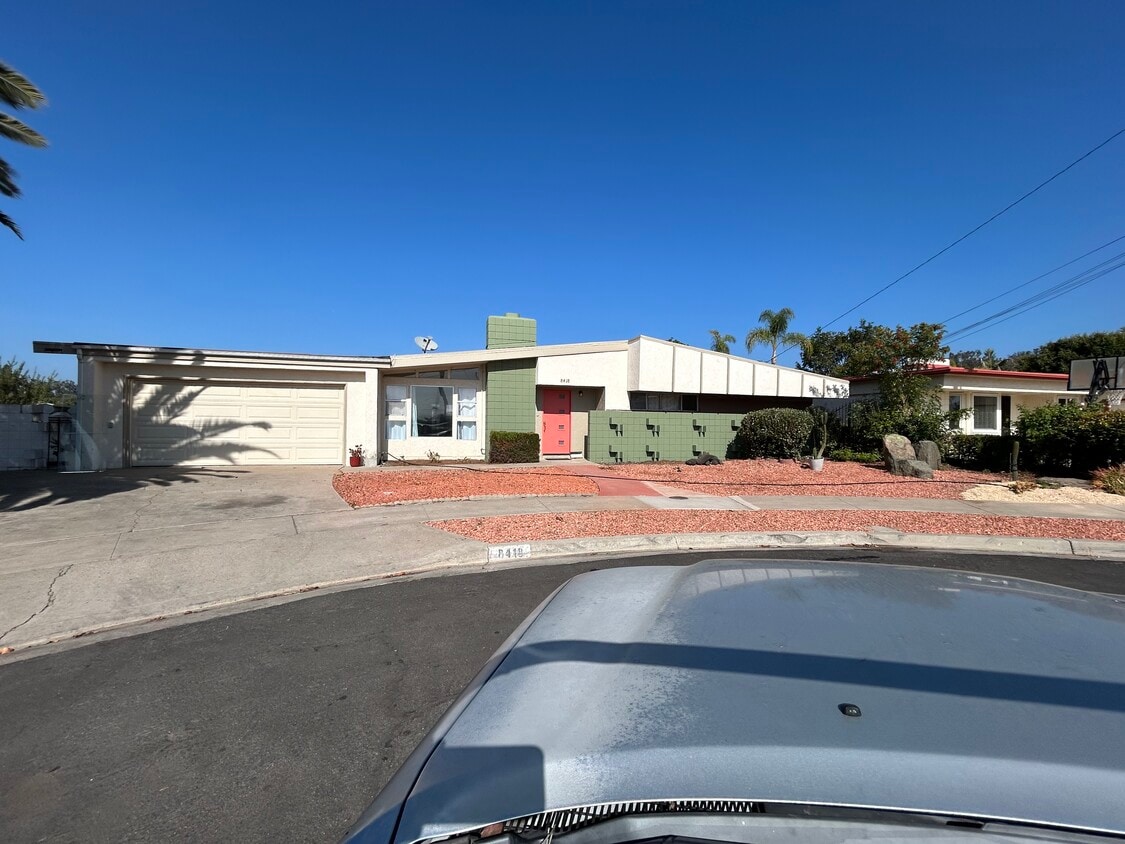 Building Photo - 8418 Encino Ave