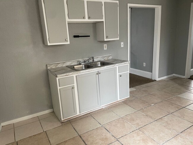 Building Photo - 4 BED 1 BATH SINGLE FAMILY HOME IN CLEVELAND!