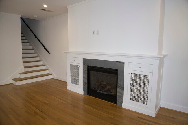 Gas fireplace - 242 N Irving Blvd