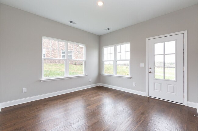 Foto del edificio - **BE THE LUCKY ONE TO LIVE IN THIS 2022-BUILT UPSCALE COTTAGE HOME IN THE PRESERVE AT BELLE POINTE**