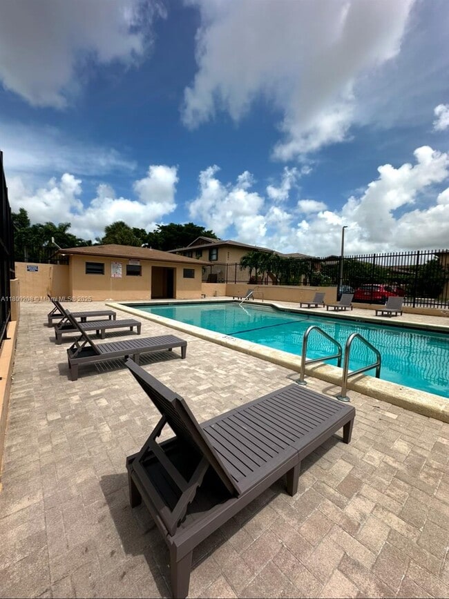 Foto del edificio - 6866 NW 173rd Dr