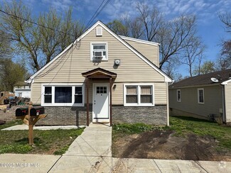 Building Photo - 43 Parker St