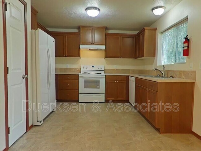 Building Photo - 1806 SW Brooklane Dr
