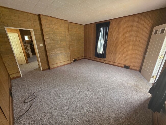 Building Photo - 2-bedroom, 1-bath home in New Brighton