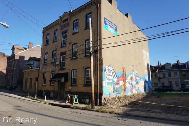 Building Photo - 833 Concord St