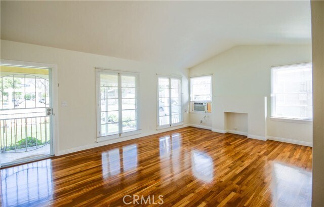 Foto del edificio - 1040 W Almond Ave