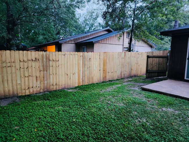 Foto del edificio - 2 Bedroom 1 Bath Duplex Just off Mission Rd.