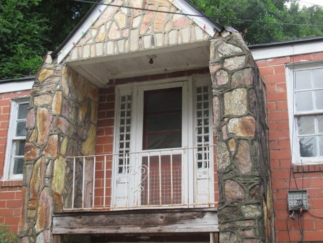 Building Photo - 806 N Park St
