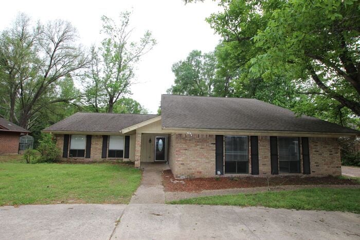 Primary Photo - Charming 4-Bedroom Home with Mother-in-Law...
