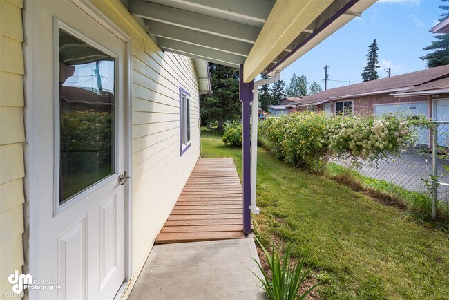 Foto del edificio - 3 br, 1 bath House - 6520 East 10th Ave