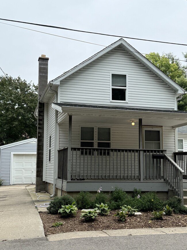 Building Photo - 606 Monroe Ave