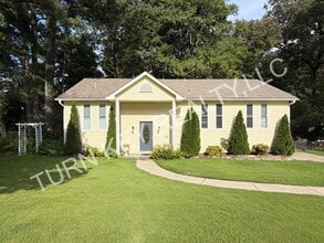 Building Photo - 2221 Diane Dr
