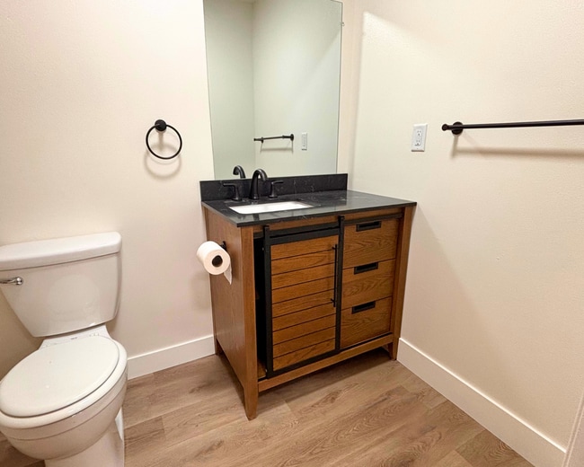 Upstairs Full Bathroom - 1002 Mission Dr
