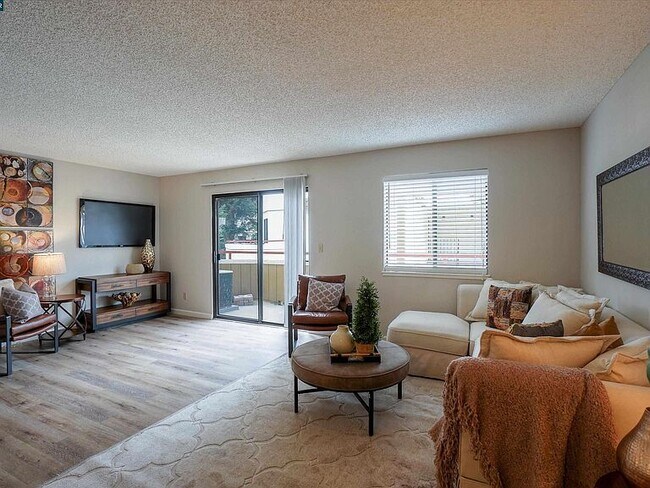 Foto del edificio - 5045 Valley Crest Dr