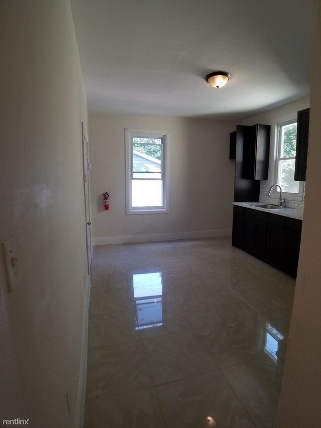 Foto del edificio - 5 br, 2 bath  - 105 Rose Ter Apt 2