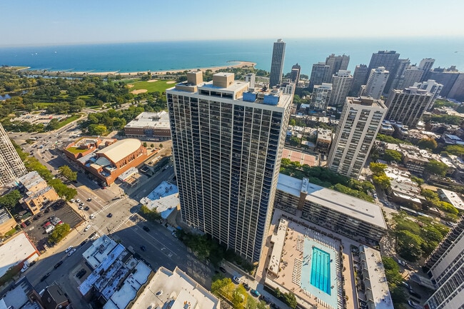Foto del edificio - 1560 N Sandburg Terrace