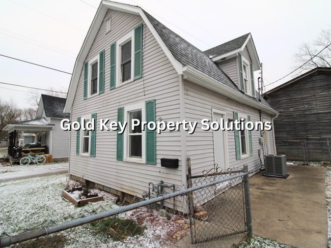 Building Photo - Adorable 3 BR 2 FULL BA House with Fenced Yard and Central Air (SECTION 8 APPROVED)