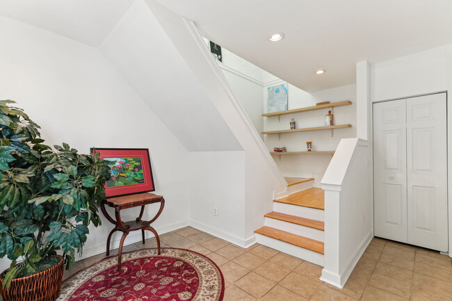 foyer - 1246 E Montgomery Ave