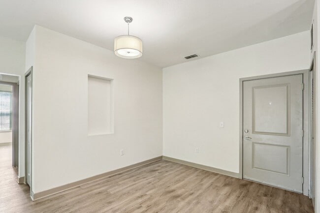 Building Photo - Oakleaf Plantation Apartments