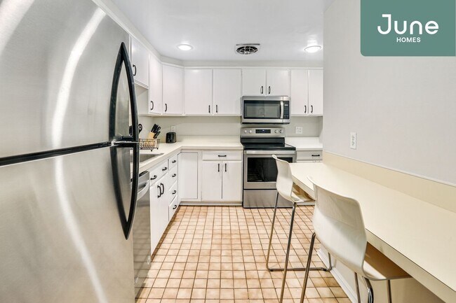 Foto del edificio - ROOM ONLY in 7-bed/3.5-bath Home