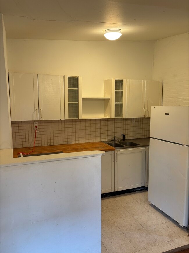Kitchen - 1326 W Pratt St