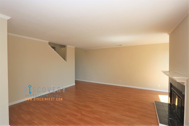 Foto del edificio - Crestmont Spacious Two Bedroom Townhome