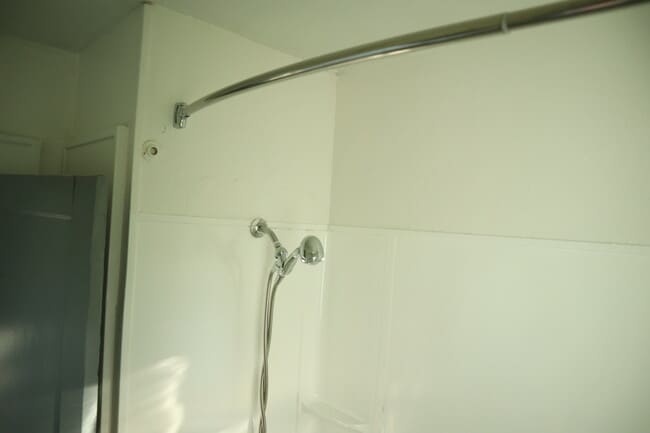 Shower/Tub - 1616 Cherry St