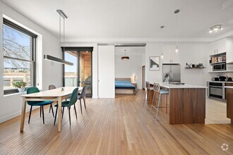 Building Photo - 2403 Avenue du Mont-Royal E