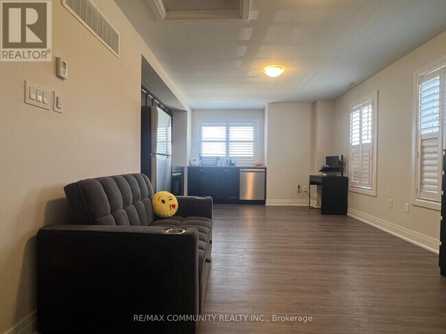 Building Photo - 3570 Bur Oak Ave