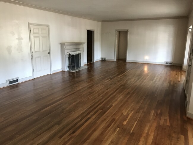 Building Photo - 10 W Lakeshore Drive