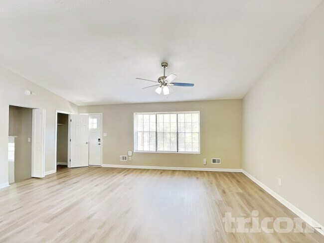 Foto del edificio - 212 Hemlock Dr