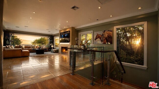Foto del edificio - 8740 St Ives Dr