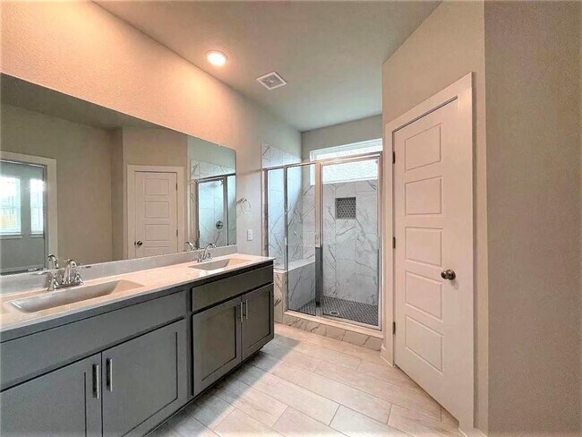 Foto del edificio - 604 Bridle Creek Dr