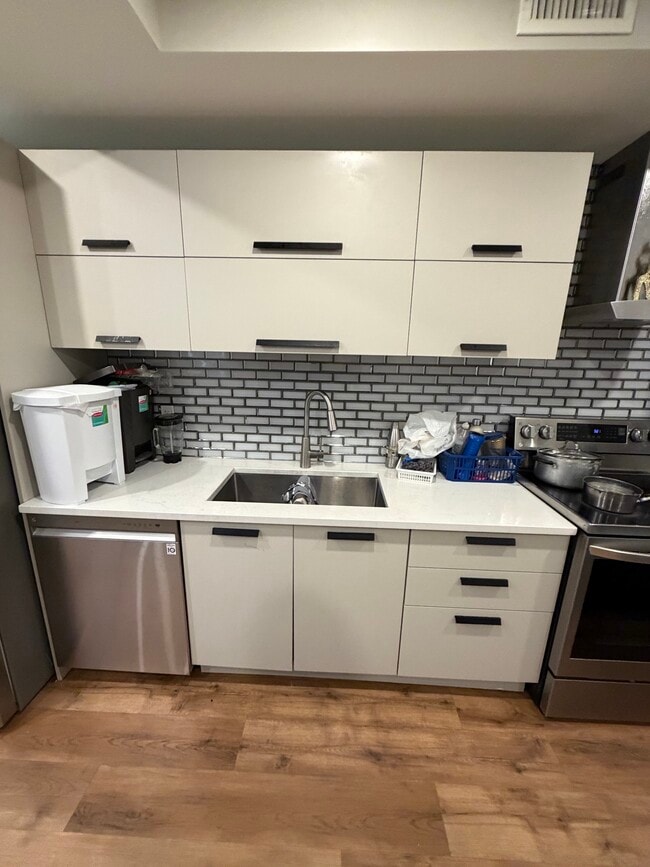 Building Photo - 1377 Maxime St