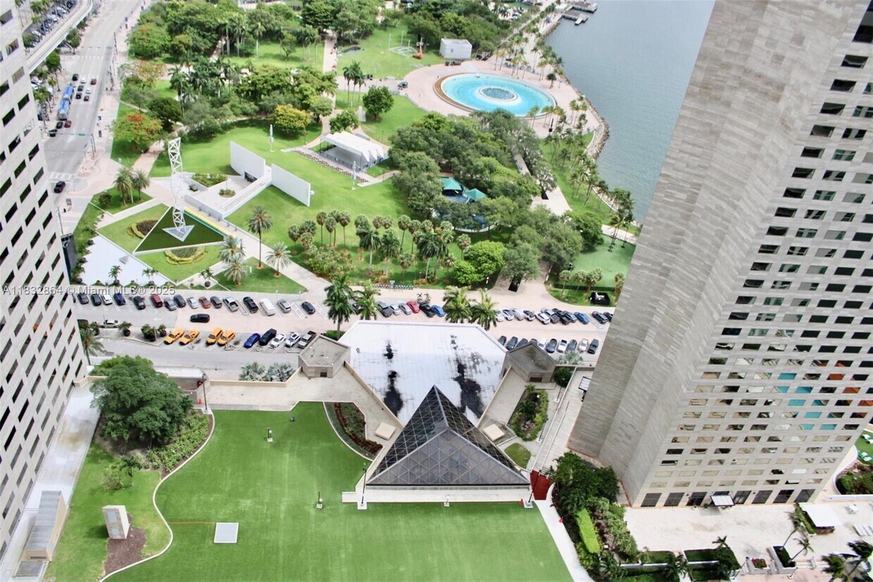 Foto principal - 325 S Biscayne Blvd