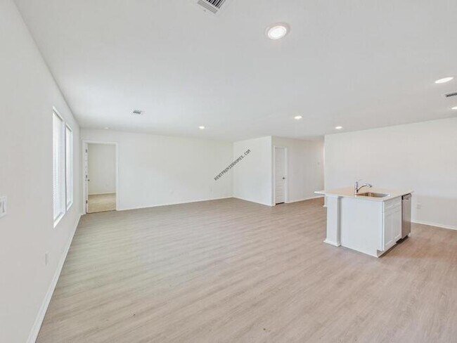 Building Photo - 3 Vineyard Dr
