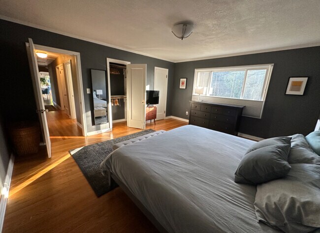 Building Photo - 605 SW Moss St