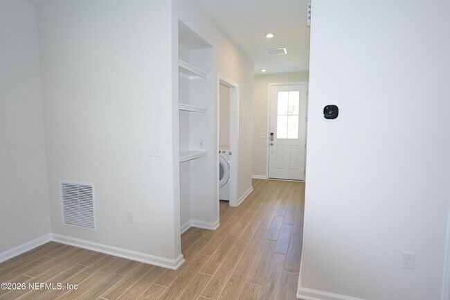 Foto del edificio - 308 Spruce Hl Pt