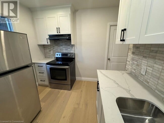 Photo du bâtiment - 74 St Clair Ave