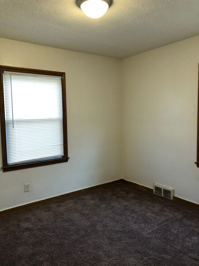 Building Photo - Spacious 2 Bed House!!
