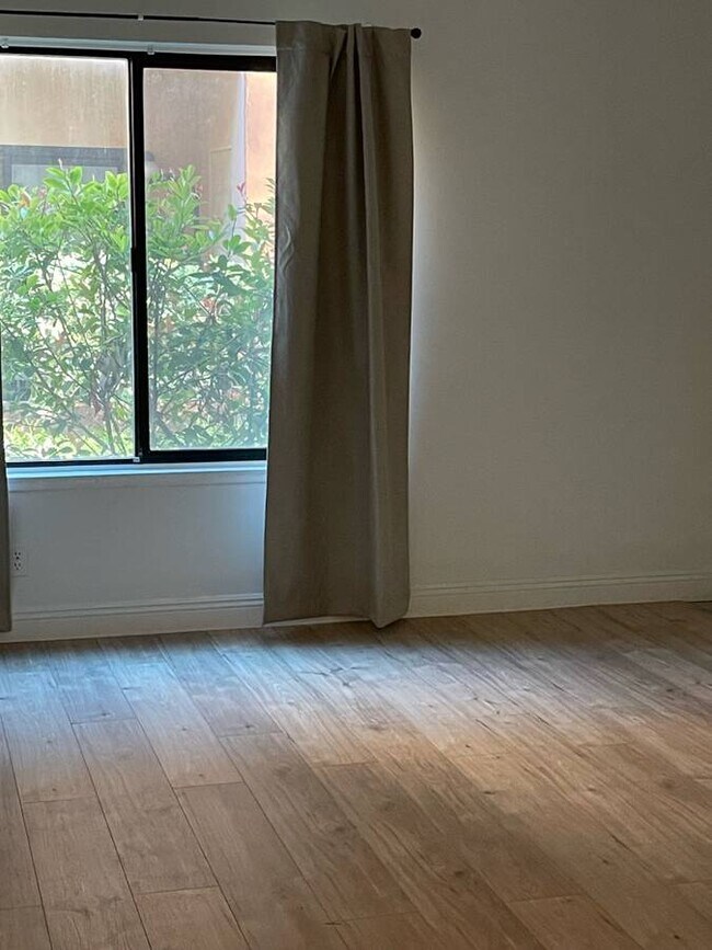 Foto del edificio - 6815 Remmet Ave