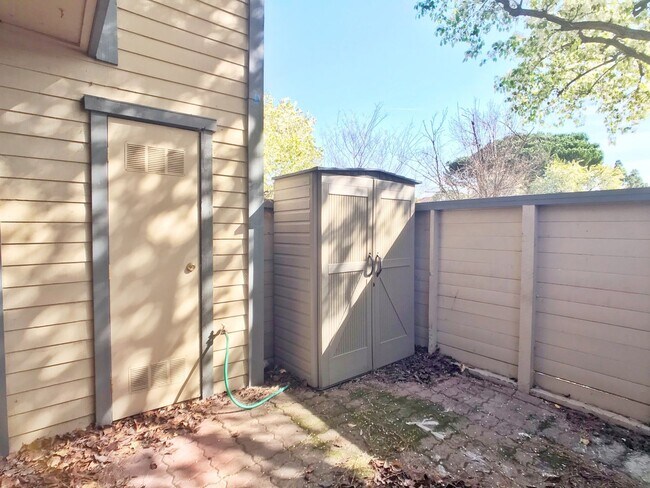 Foto del edificio - Advent - Tranquil Two Bedroom Condo W/ Patio & Two Assigned Parking Spaces!