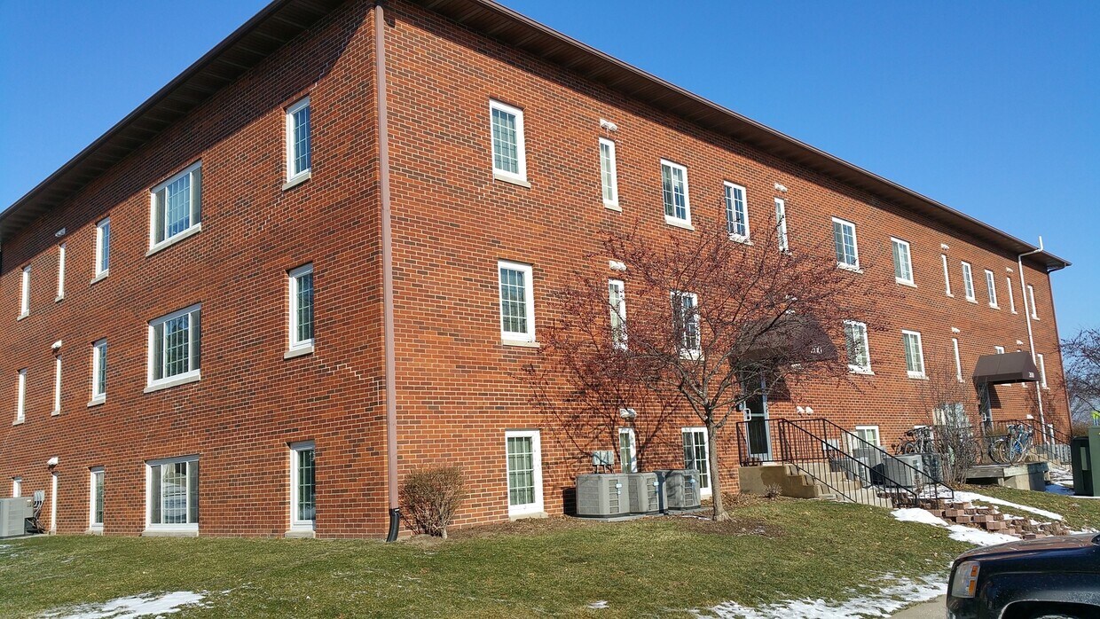 Foto principal - 2 bedroom, 1 bath condo near west side campus in University Heights