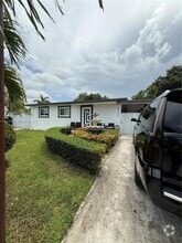 Building Photo - 4500 SW 31st Dr
